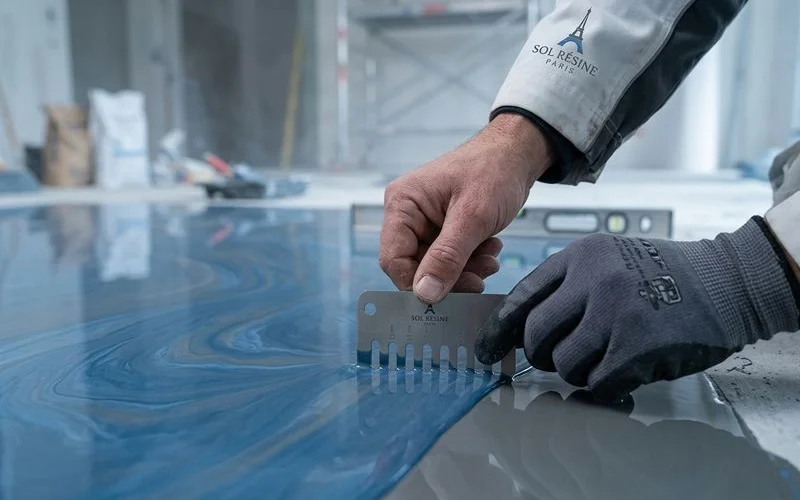 Technicien mesurant l'épaisseur de la résine